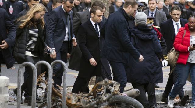 El presidente francés, Emmanuel Macron, camina por el centro de París, escenario de los disturbios provocados por los 'chalecos amarillos', el 2 de diciembre de 2018. 