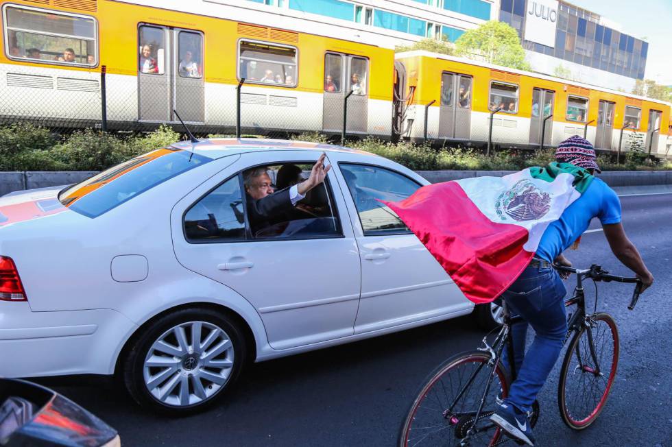 Un ciclista se acerca al automÃ³vil de LÃ³pez Obrador.