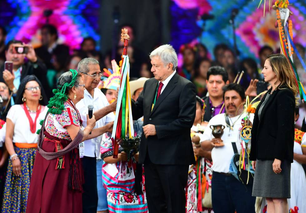LÃ³pez Obrador recibe el bastÃ³n de mando de los pueblos originarios.
