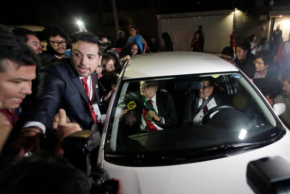 LÃ³pez Obrador llega a su casa al sur de la Ciudad de MÃ©xico.