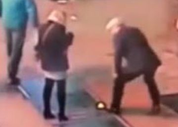 La policía de Nueva York encuentra a una pareja que perdió su anillo de compromiso en una alcantarilla