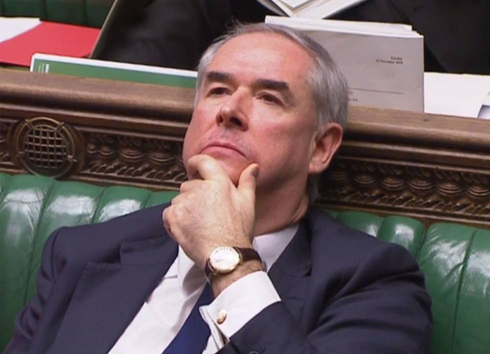 El fiscal general de Reino Unido, Geoffrey Cox, este martes, escucha resignado el voto a favor de que el Gobierno entregue el informe legal del Brexit.