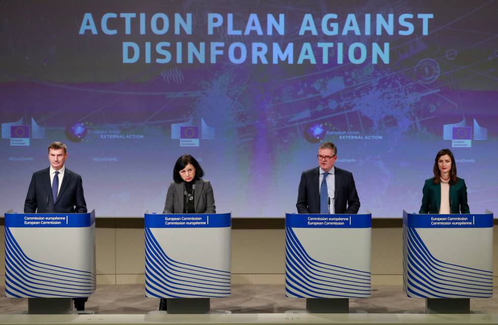 El vicepresidente de la ComisiÃ³n Europea, Andrus Ansip (primero a la izquierda) presenta en Bruselas el Plan de AcciÃ³n contra la desinformaciÃ³n.