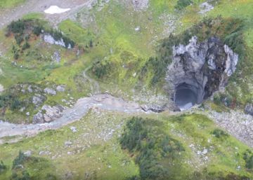 Hallada una descomunal cueva en un parque natural de Canadá