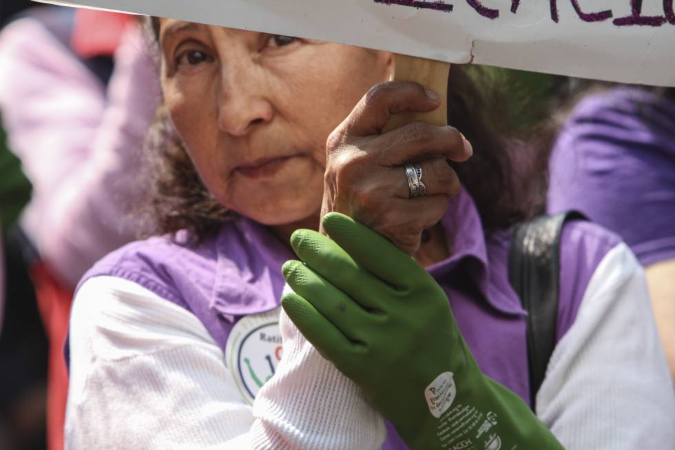 Una empleada doméstica en una manifestación en abril de 2015. 