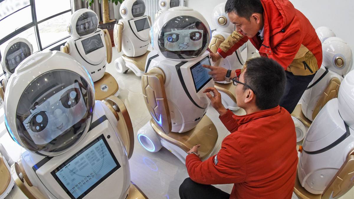 Empleados de una fábrica de robots en una planta de la provincia de Jiangsu, China.