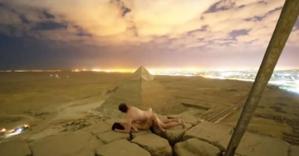 Fotograma do casal nu sobre as pirâmide.