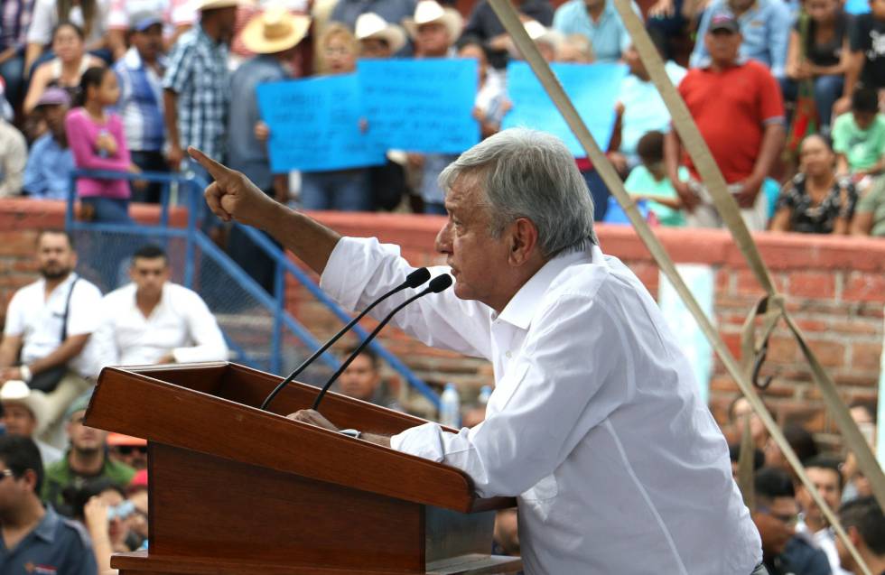 LÃ³pez Obrador el viernes en Nayarit durante una visita a los afectados por  el huracÃ¡n Willa 