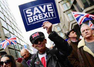 May pospone la votación del Brexit para evitar una derrota