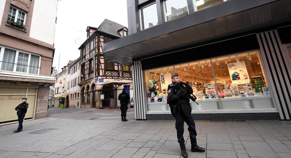 Gendarmes montan guardia en el lugar donde se produjo un ataque en Estrasburgo.
