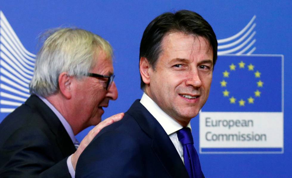 El primer ministro italiano, Giuseppe Conte, junto a Jean-Claude Juncker.