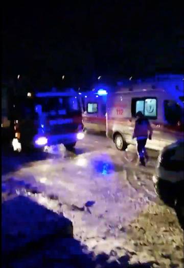 VehÃculos de rescate en el lugar del choque.