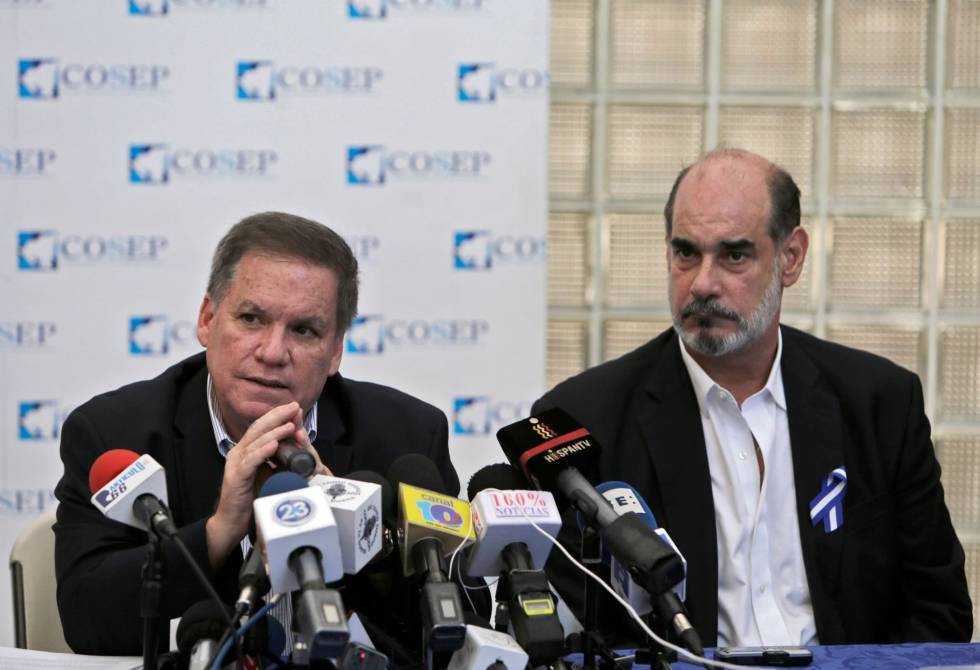 El presidente de la patronal de Nicaragua, José Adán Aguerri (izq.), el miércoles durante una conferencia de prensa en Managua.