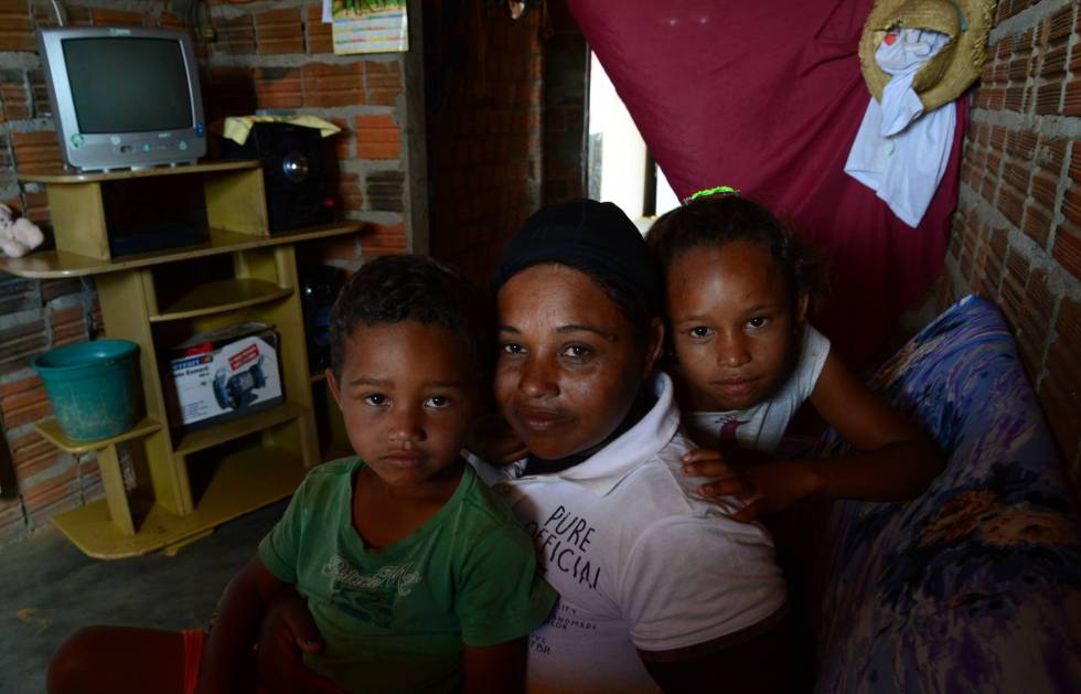 Maria Edilene da Silva, 28, y sus dos hijos en Manari