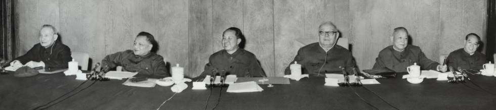 Reunión de los líderes chinos en 1978 en la tercera sesión plenaria del XI comité central. Deng Xiaoping es el segundo por la izquierda.