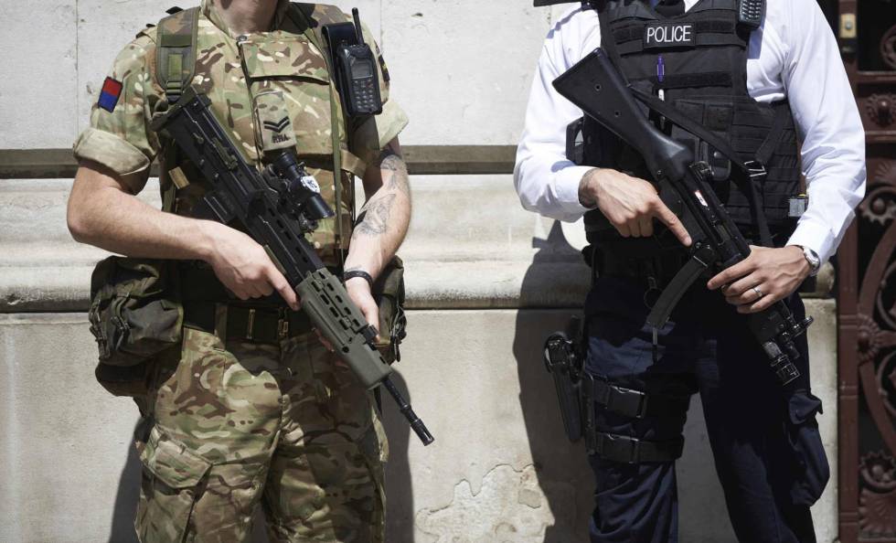 Un soldado y un policÃa británicos en una imagen de archivo.