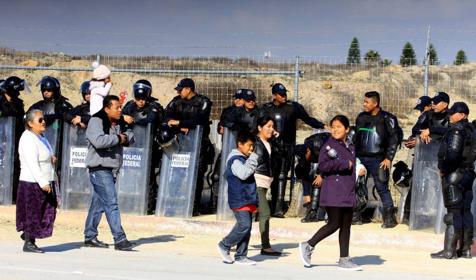 Integrantes de la caravana de migrantes en Tijuana.