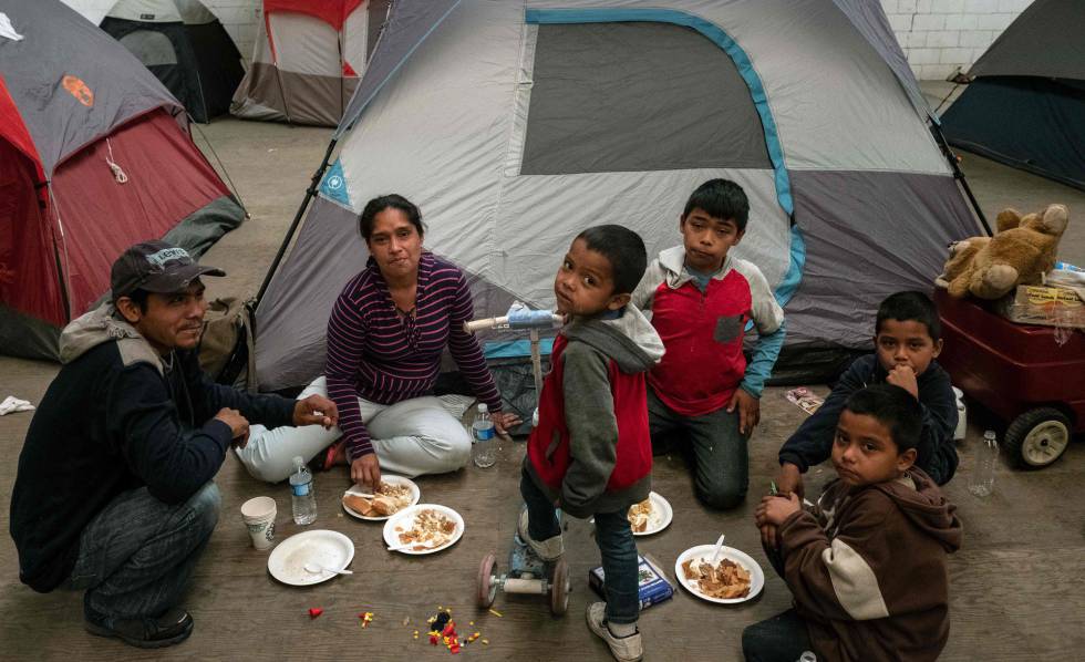 Una familia de Guatemala espera en un refugio de Tijuana para pedir asilo en Estados Unidos, el martes.