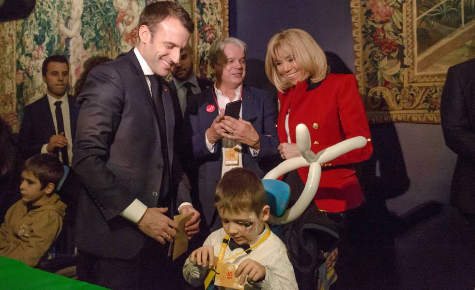 El presidente Macron y su esposa en una fiesta navideña en el ElÃseo