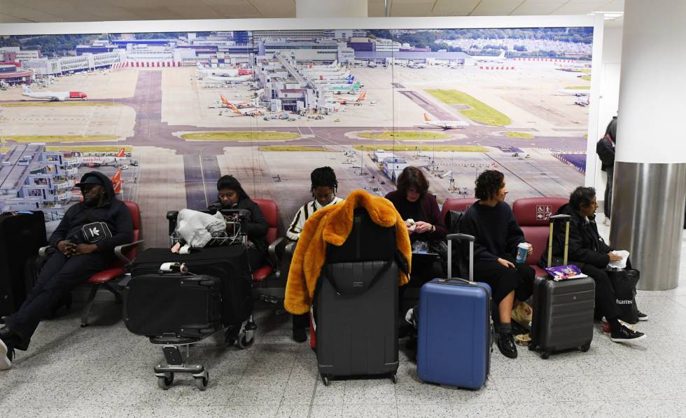 Pasajeros en el aeropuerto, tras ser reabierto este viernes.