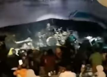 El tsunami sorprende a los asistentes a un concierto en una playa y mata a cuatro miembros de la banda