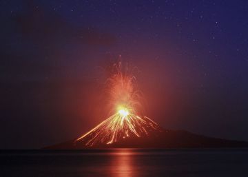 Una imagen del 'Hijo de Krakatoa', tomada el pasado julio, durante una de sus erupciones.