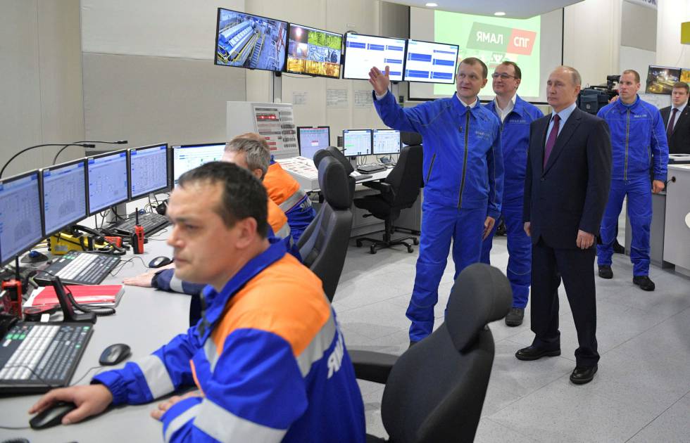 Putin inspecciona la planta de gas natural licuado Yamal LNG durante su inauguraciÃ³n en diciembre de 2017.