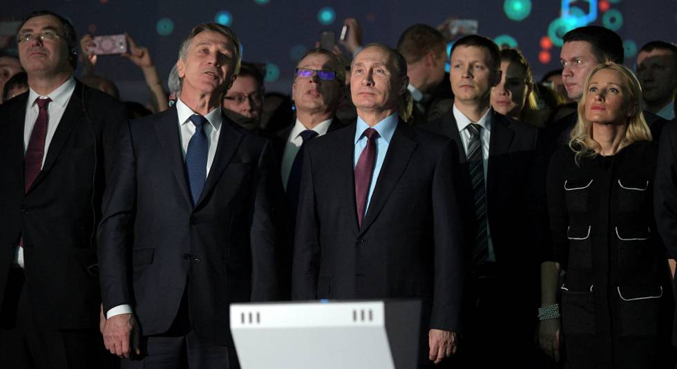 O presidente russo, Vladímir Putin, acompanhado do magnata Leonid Mijelson (segundo à esquerda), CEO da Novatek, na usina de gás Yamal LNG em dezembro de 2017. 