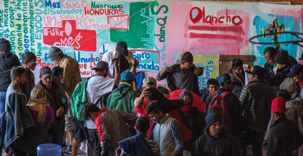 Migrantes centroamericanos permanecen, en un albergue de Tijuana