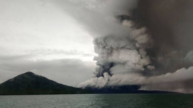 El volcán Anak Krakatoa, este miércoles. 