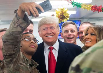 Trump, junto a su esposa, con soldados norteamericanos en Irak.rn 