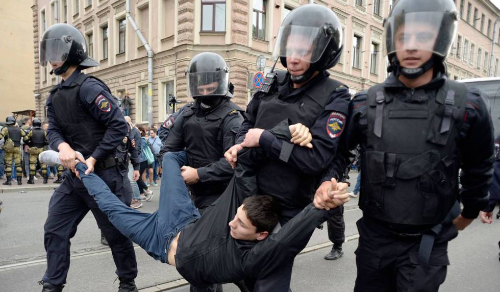 La policÃ­a detiene a un joven que participaba en una manifestaciÃ³n antigubernamental, el pasado septiembre en MoscÃº