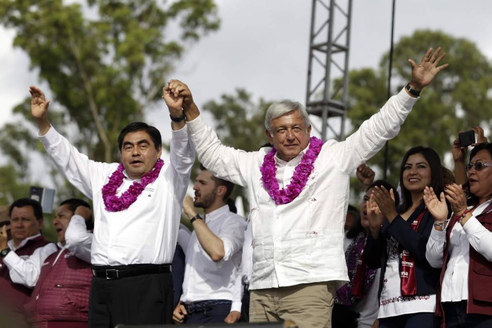 Miguel Barbosa y Andrés Manuel López Obrador en el cierre de campaña en Puebla.