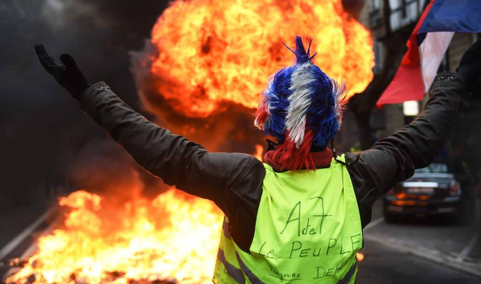 Un 'chaleco amarillo' durante una protesta en Burdeos el pasado 29 de diciembre.