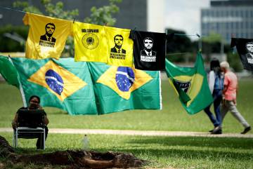 Venta de camisetas con la imagen de Bolsonaro.