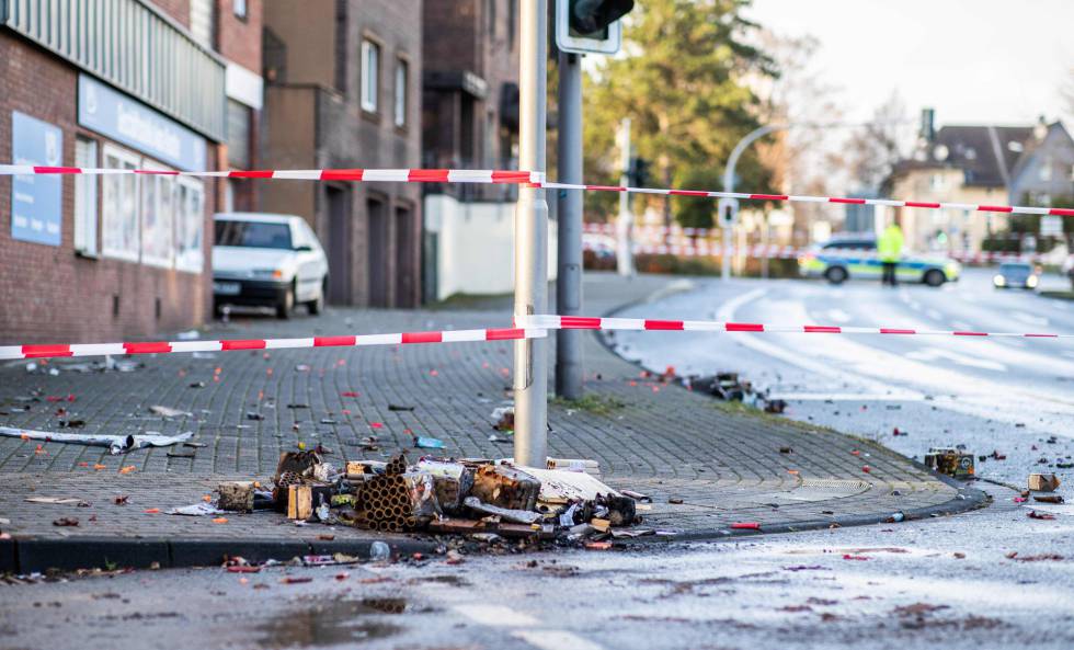 Cordón policial en la zona en la que el conductor del coche embistió a varios ciudadanos, este martes en la ciudad alemana de Bottrop.