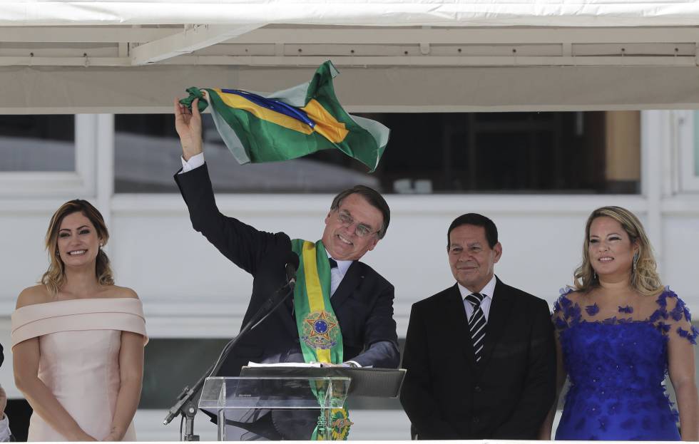 El nuevo presidente ondea una bandera de Brasil en su discurso al paÃs.