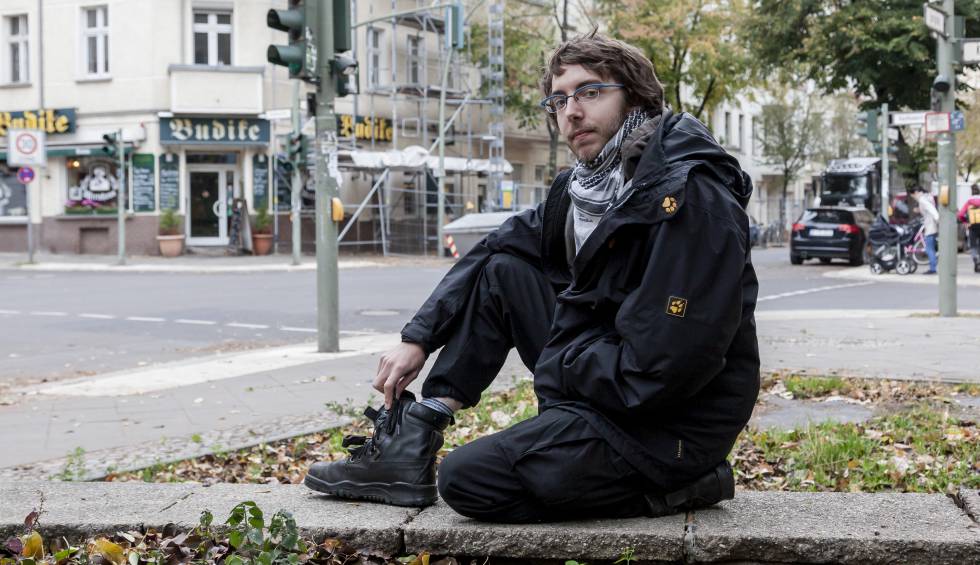 Falk Isernhagen, ex-neonazista membro de uma rede de desradicalizaÃ§Ã£o de jovens extremistas, posa em uma rua de Berlim.