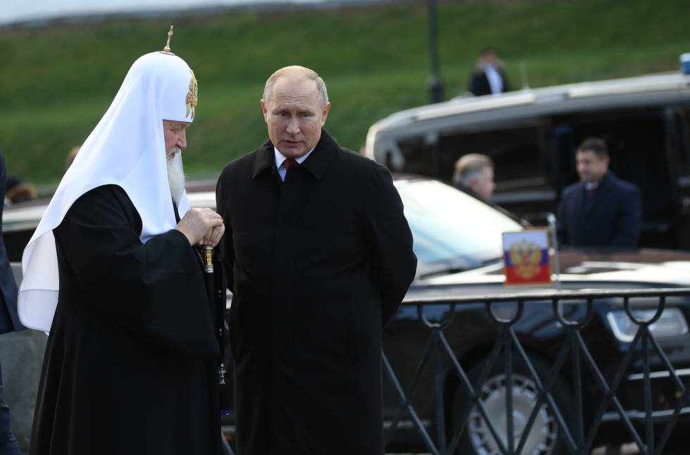 Putin y el patriarca de la iglesia ortodoxa rusa, Kiril, el pasado noviembre en una ceremonia en la Plaza Roja de Moscú.