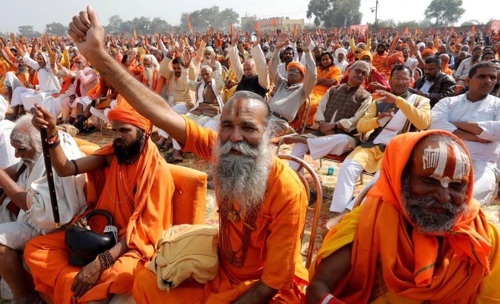 Fundamentalistas hindÃºes, durante una ceremonia religiosa, a finales de noviembre en Ayodhya.