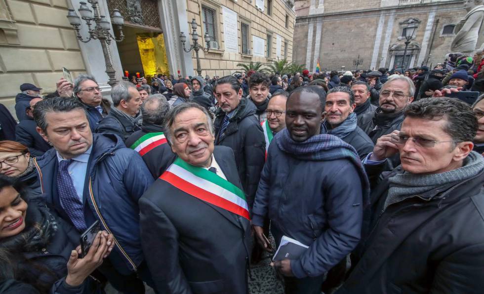 El alcalde de Palermo, Leoluca Orlando (en el centro), este viernes en una marcha organizada por sus simpatizantes.