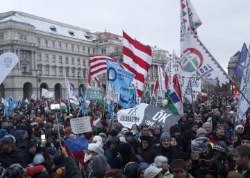 Orbán sigue adelante con su ley de horas extras a pesar de las protestas