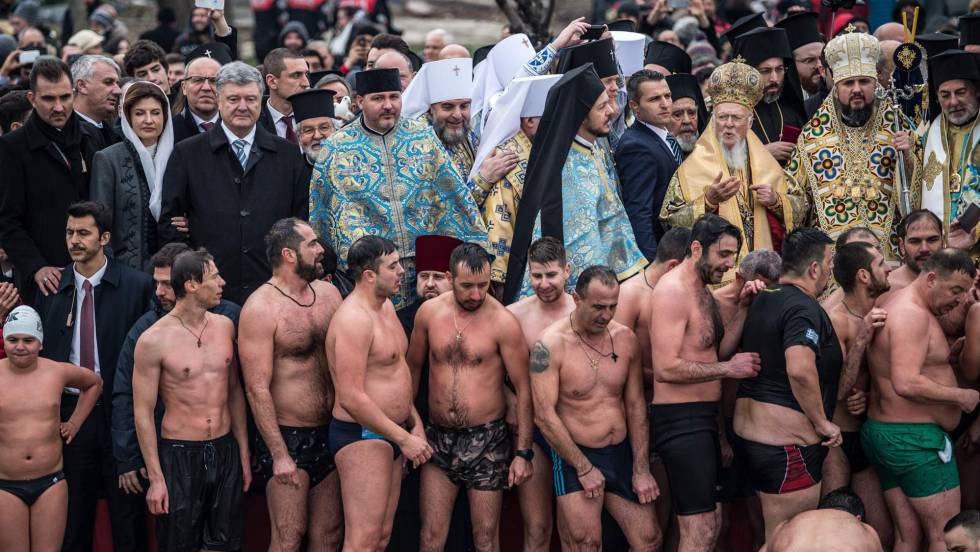 Un grupo de fieles, el presidente ucranio Petro Poroshenko, los líderes religiosos Bartolomé I de Constantinopla y Epifanio en el Cuerno de Oro del Bósforo para celebrar la epifanía.