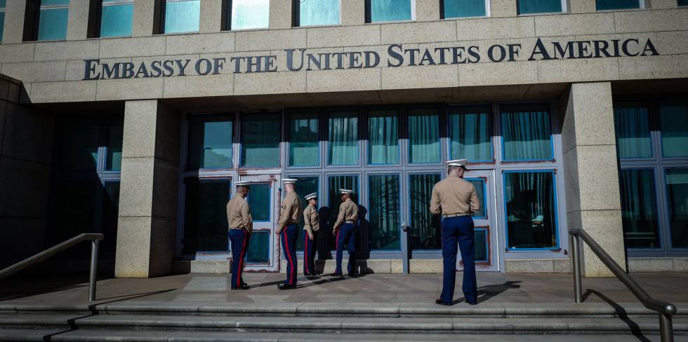 'Marines' vigilan la embajada de EE UU en Cuba.