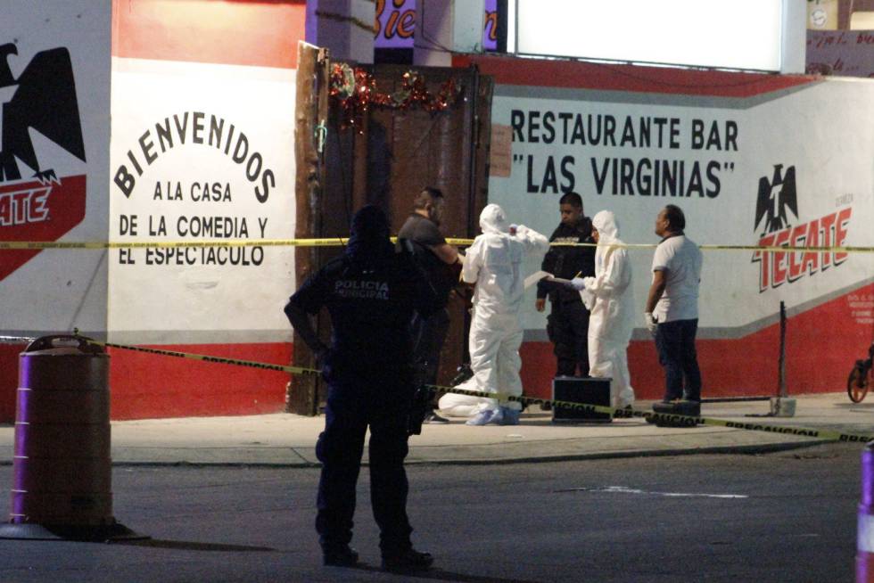 Peritos forenses tras el tiroteo en Playa del Carmen.