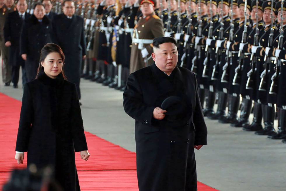 El líder norcoreano junto a su esposa este lunes.