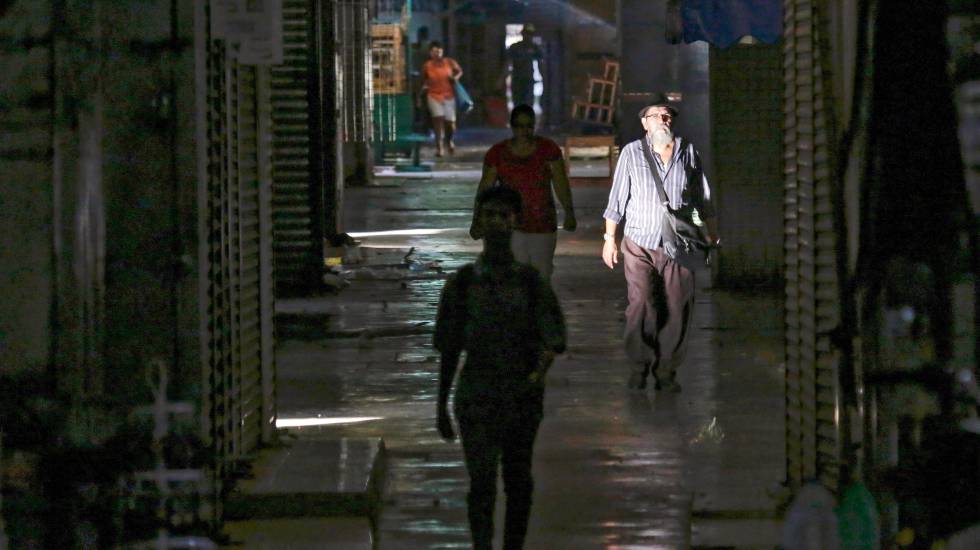 Personas caminan por los pasillos del Mercado Central de Managua en septiembre durante un paro nacional.