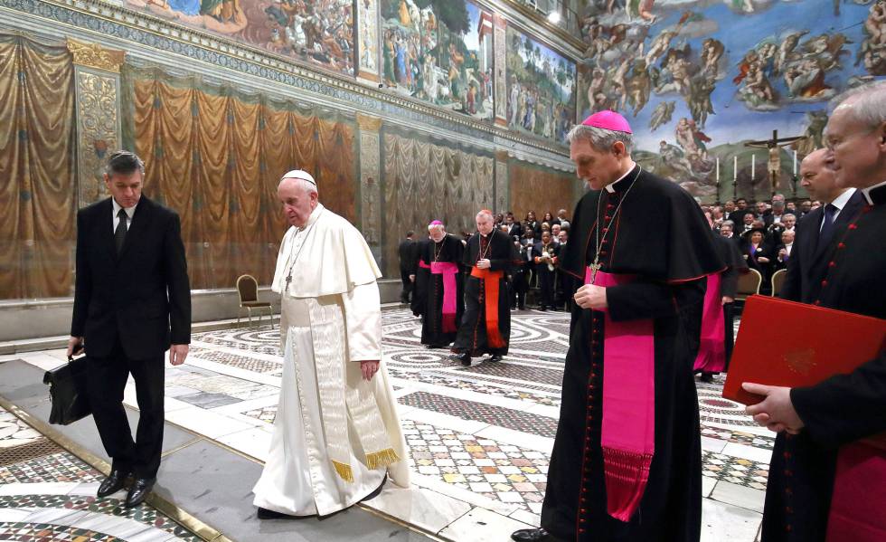 El papa Francisco, con los embajadores del Vaticano, el pasado lunes en la Capilla Sixtina.