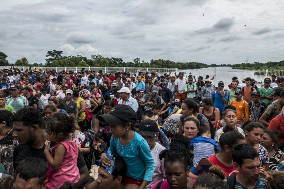 La caravana migrante que saliÃ³ en octubre de CentroamÃ©rica espera para entrar en MÃ©xico.