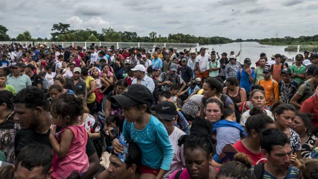 La caravana migrante que salió en octubre de Centroamérica espera para entrar en México.